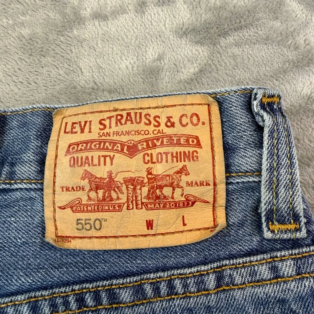 Vintage Levi's 550 Mens Relaxed Fit Jeans Men's Size 44x30 Blue Light Wash Denim